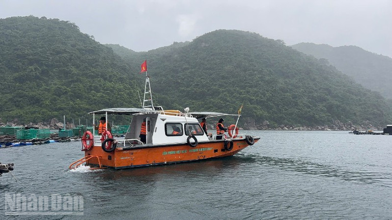 Cán bộ, chiến sĩ Đồn Biên phòng Cửa khẩu cảng Vũng Rô sử dụng ca nô tuyên truyền, vận động ngư dân di chuyển người và phương tiện vào nơi trú ẩn an toàn trước bão số 13 đổ bộ. ndo_bl_img-0613-4320.jpg