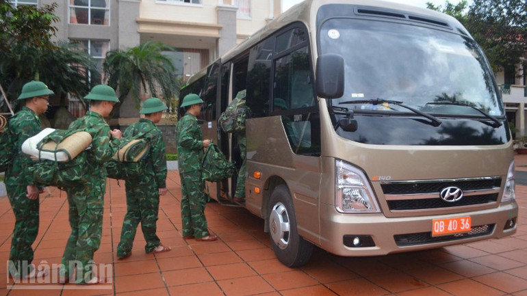 Các cán bộ, chiến sĩ khối cơ quan Ban Chỉ huy Bộ đội Biên phòng tỉnh lên đường tăng cường cho các đơn vị tuyến biển và địa bàn trọng điểm. ndo_bl_img-0615-1605.jpg