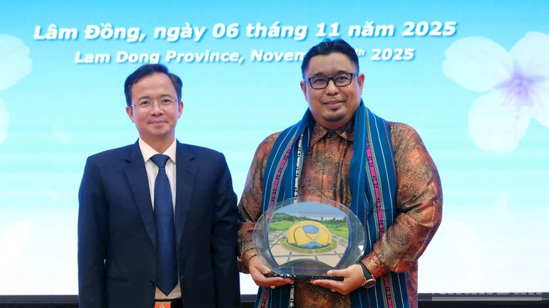Giám đốc Sở Văn hóa, Thể thao và Du lịch tỉnh Lâm Đồng trao quà lưu niệm tặng Đoàn công tác Malaysia do Chủ tịch Hiệp hội Du lịch và Lữ hành Malaysia Fathir Badri Alhadad làm trưởng đoàn. ndo_br_1-7571.jpg