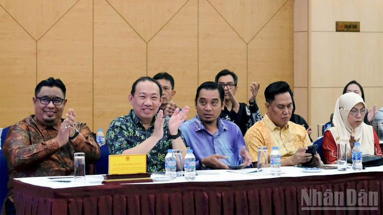 Các thành viên Hiệp hội Du lịch và Lữ hành Malaysia tham dự chương trình. ndo_br_7.jpg