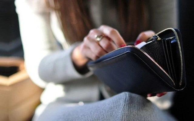 Kiểm soát thu nhập của chồng hoặc vợ có thể bị phạt đến 30 triệu đồng