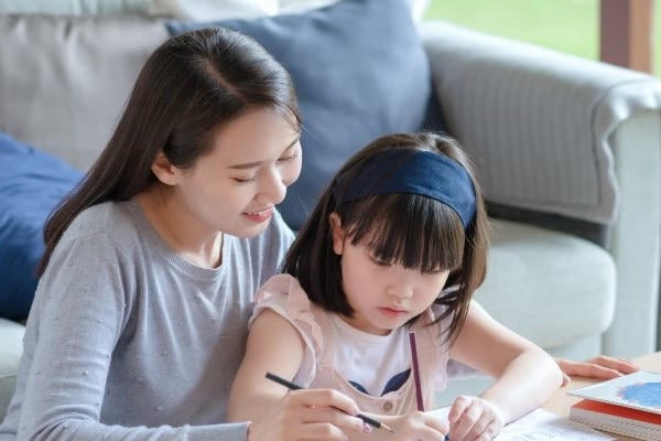 Từ 15/12/2025, cha mẹ bỏ mặc, không quan tâm con sẽ bị phạt đến 20 triệu đồng (Hình ảnh từ Internet)