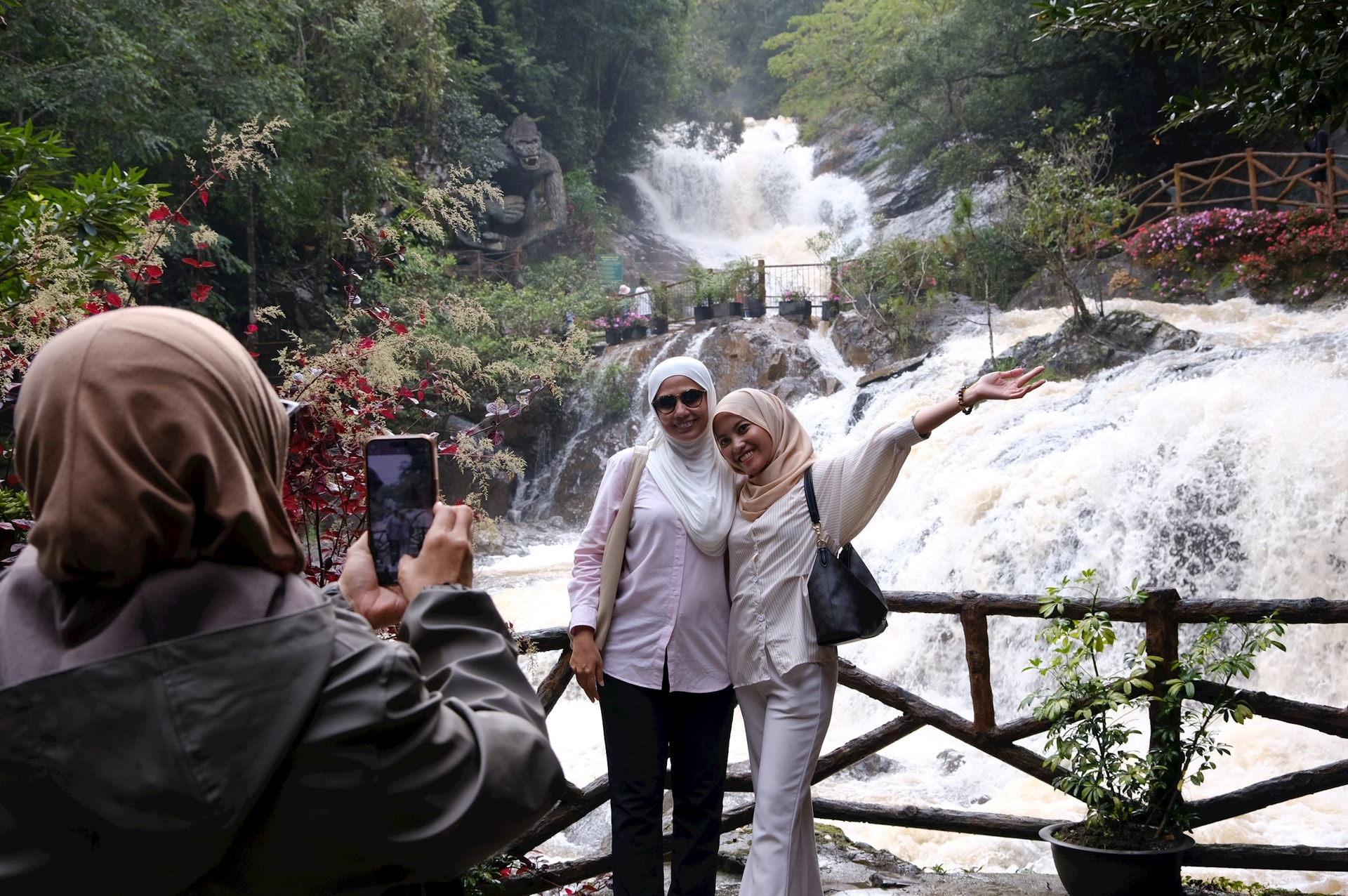Fru Nadhirah (högra omslaget) är imponerad av landskapet och klimatet i Lam Dong