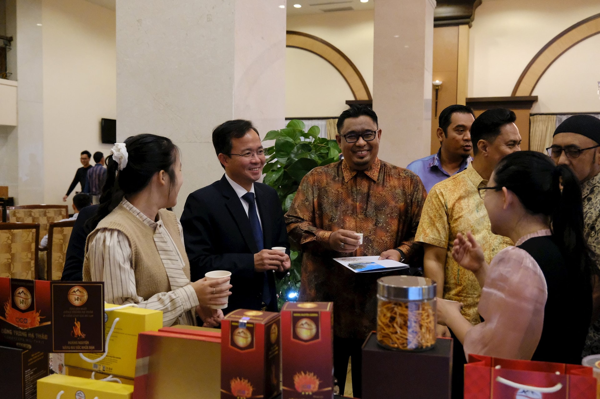 Delegados visitam produtos agrícolas típicos de Lam Dong