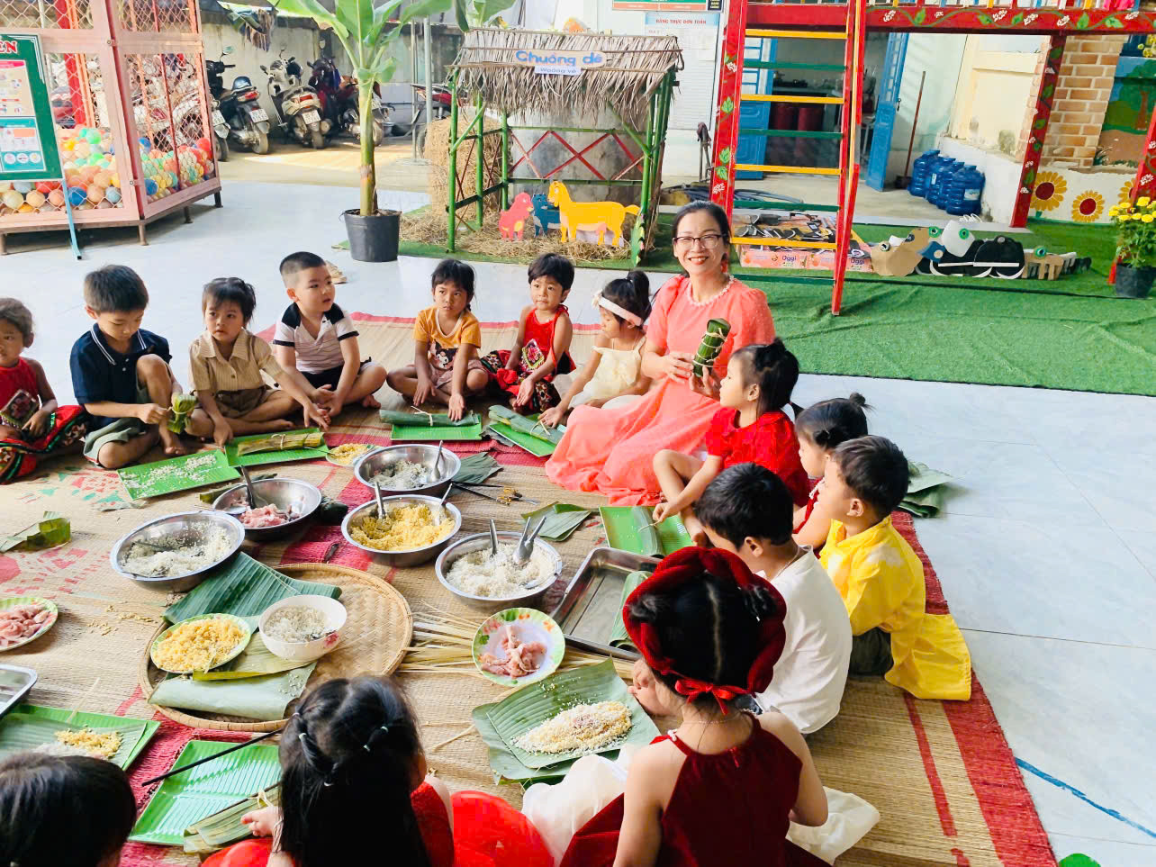 Dạy các em làm bánh truyền thống