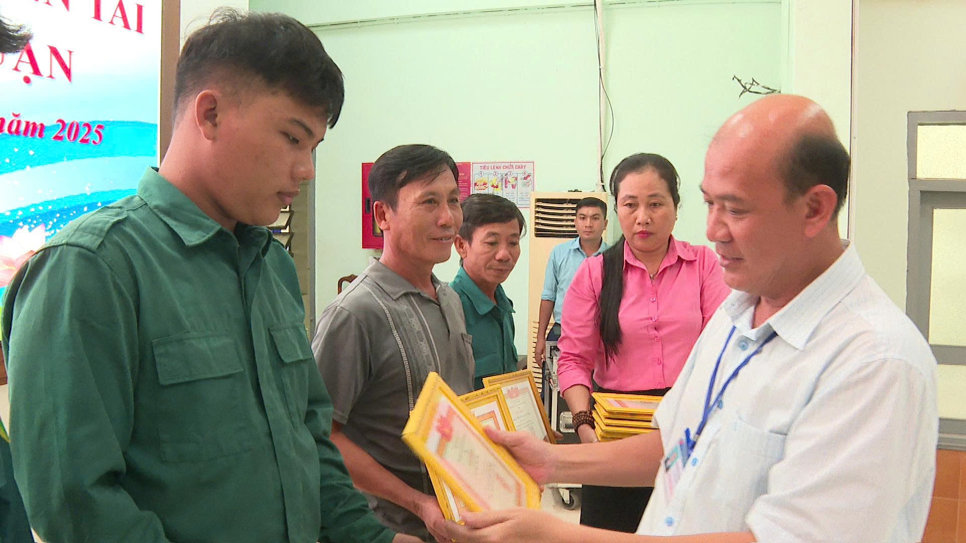 Soudruh Nguyen Ngoc Anh, zástupce tajemníka stranického výboru a předseda lidového výboru obce, udělil čestné uznání jednotlivcům za zásluhy v oblasti prevence povodní a bouří.