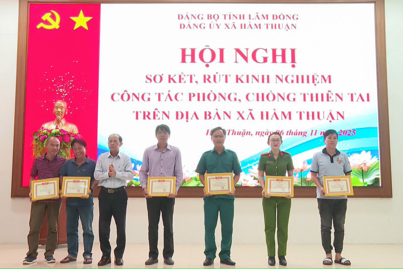 Soudruh Nguyen Ngoc Thach, předseda Lidové rady obce, předal záslužné certifikáty skupinám zabývajícím se prevencí a kontrolou katastrof (1).jpg