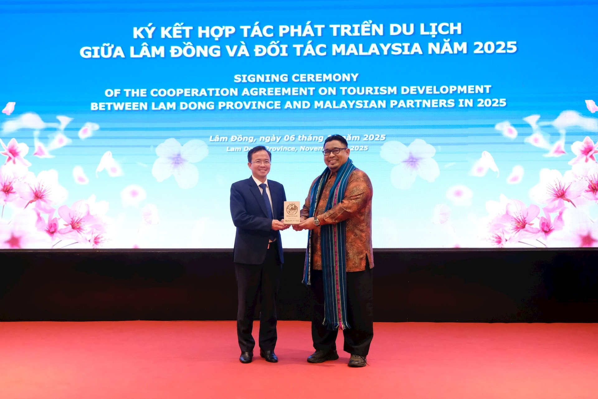 A Associação de Turismo e Viagens da Malásia oferece lembranças a Lam Dong.