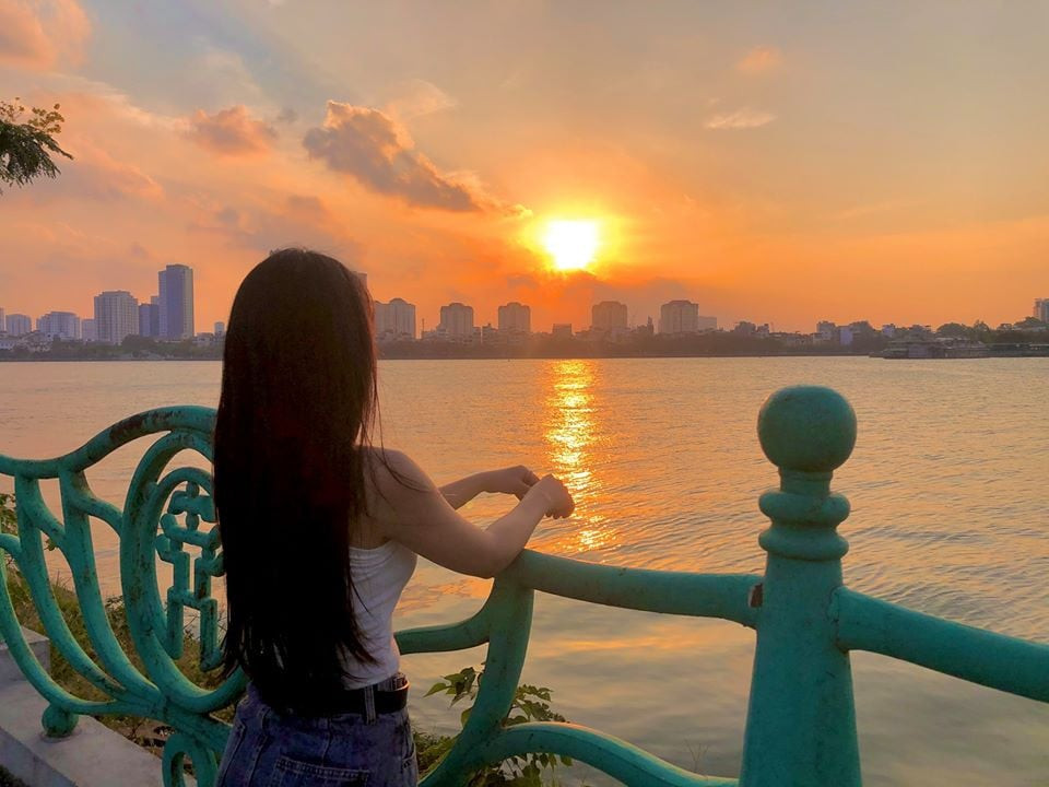 Hồ Tây nằm gần trung tâm Thủ đô là địa điểm ngắm hoàng hôn tuyệt đẹp