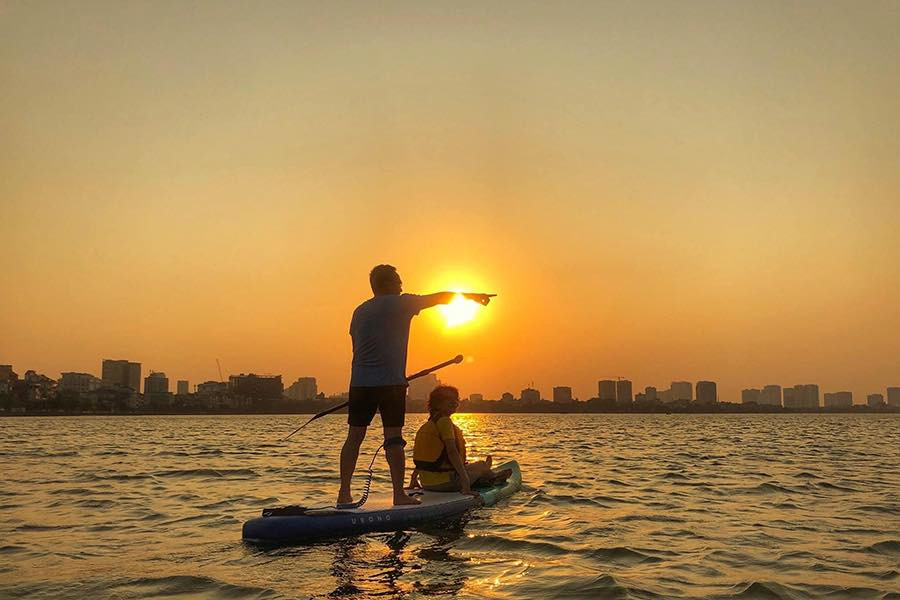Chèo SUP trên Hồ Tây