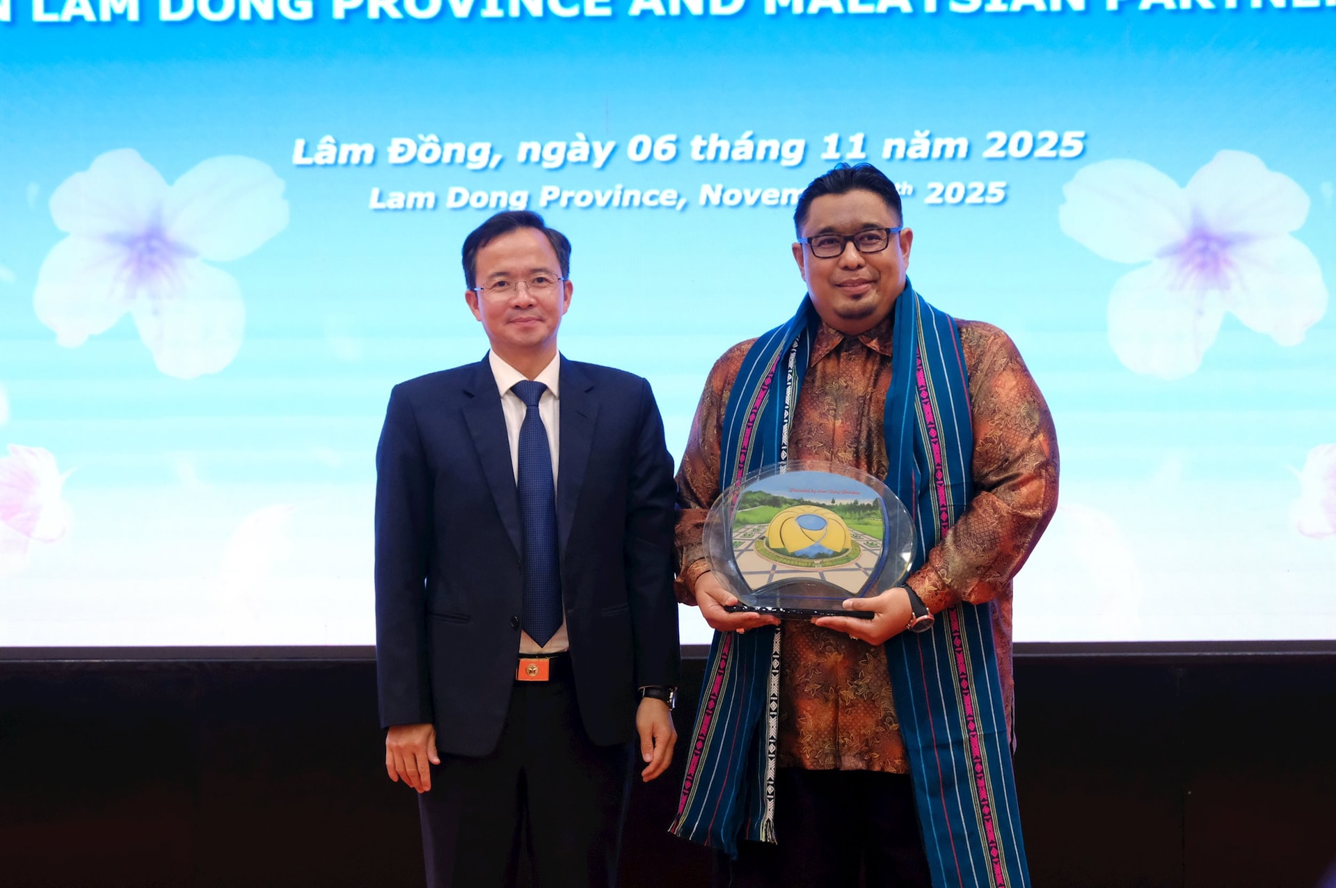 O Sr. Nguyen Van Loc, Diretor do Departamento de Cultura, Esportes e Turismo, presenteou a delegação de trabalho com lembranças.
