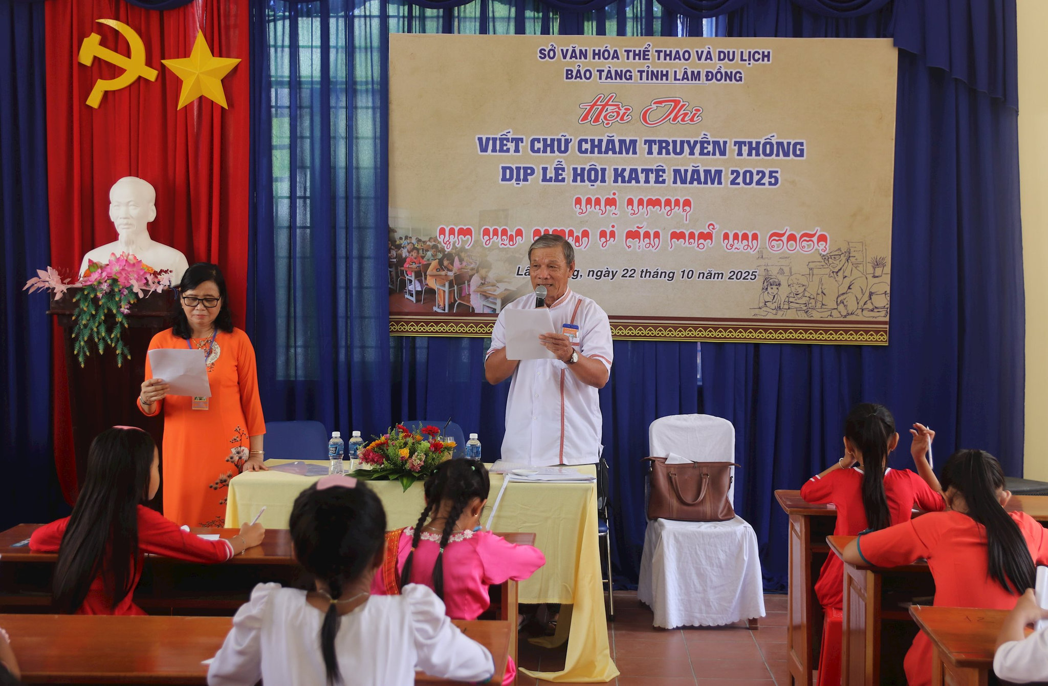 Thầy Kinh Duy Trịnh, thành viên Ban biên soạn sách giáo khoa tiếng Chăm phổ biến nội dung thi viết chữ Chăm cho học sinh các trường học