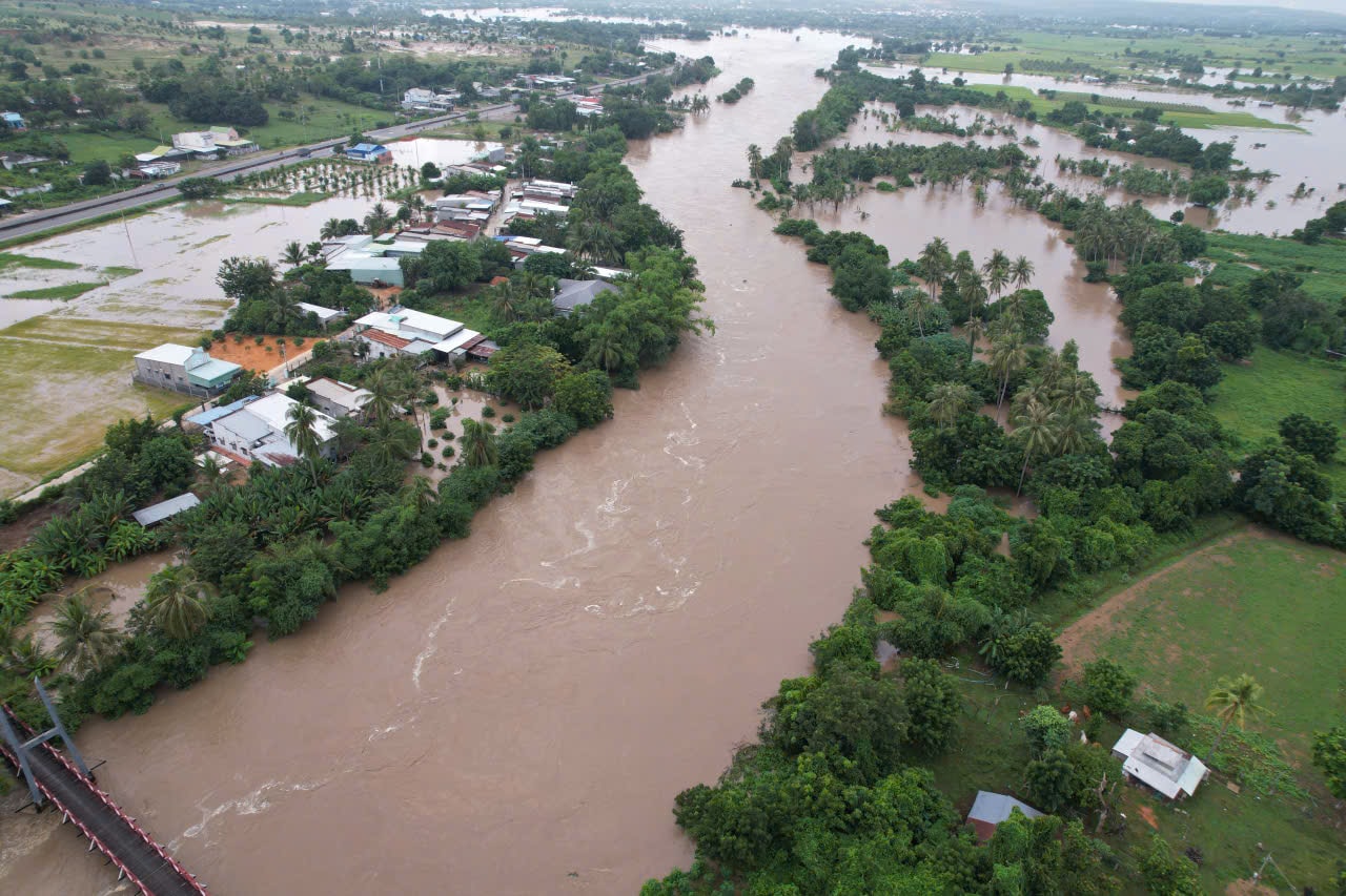 Фотографии наводнения на реке Луй в начале октября 2025 года
