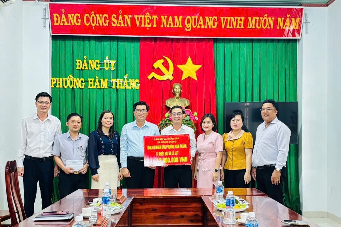 1. Un représentant du chef de la commune de Dong Giang a remis une aide financière à la commune de Ham Thang.