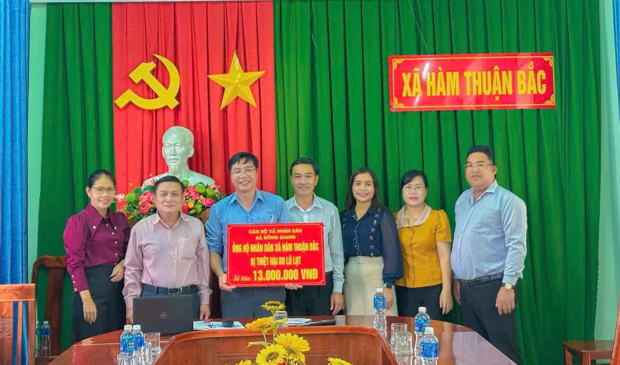 1. Un représentant du chef de la commune de Dong Giang a remis une aide financière à la commune de Ham Thuan Bac.