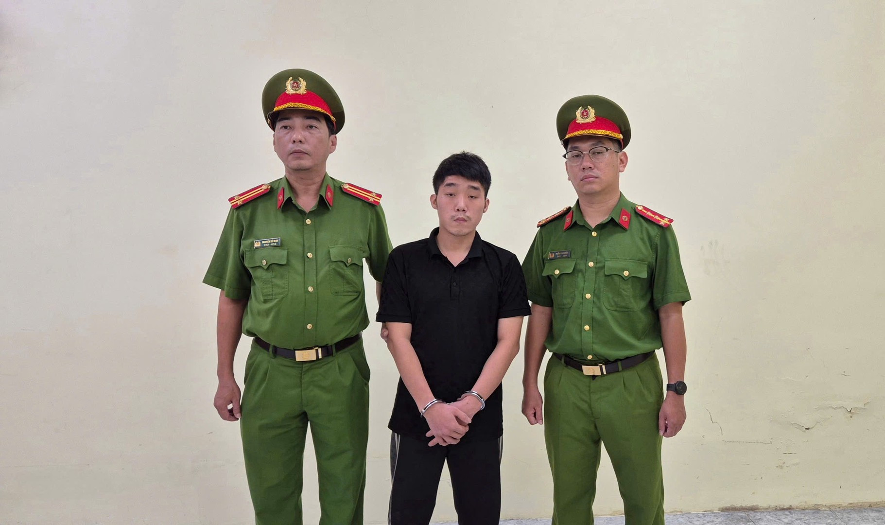 Ảnh 1 - tống đạt QĐ và lệnh.jpg