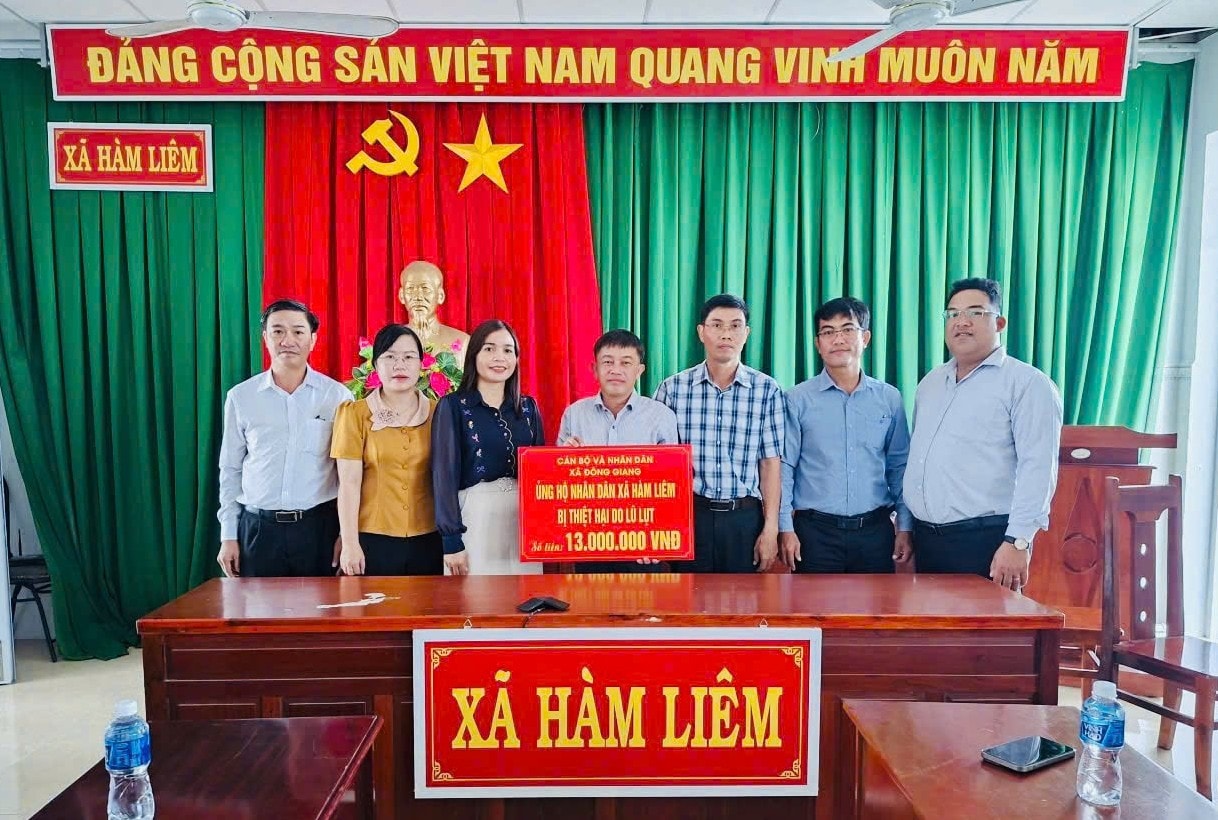 Des représentants des dirigeants de la commune de Dong Giang ont remis une aide financière à la commune de Ham Liem.