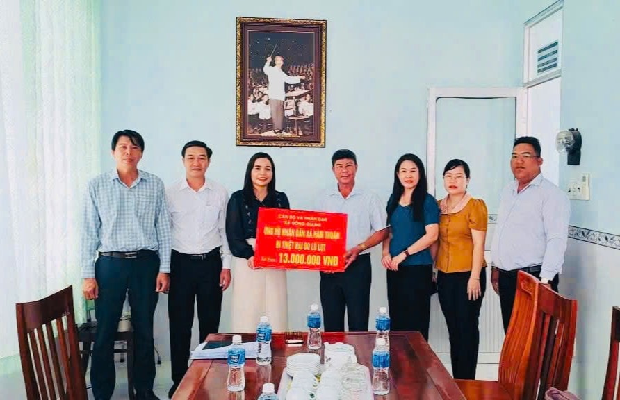 Des représentants des dirigeants de la commune de Dong Giang ont remis une aide financière à la commune de Ham Thuan.