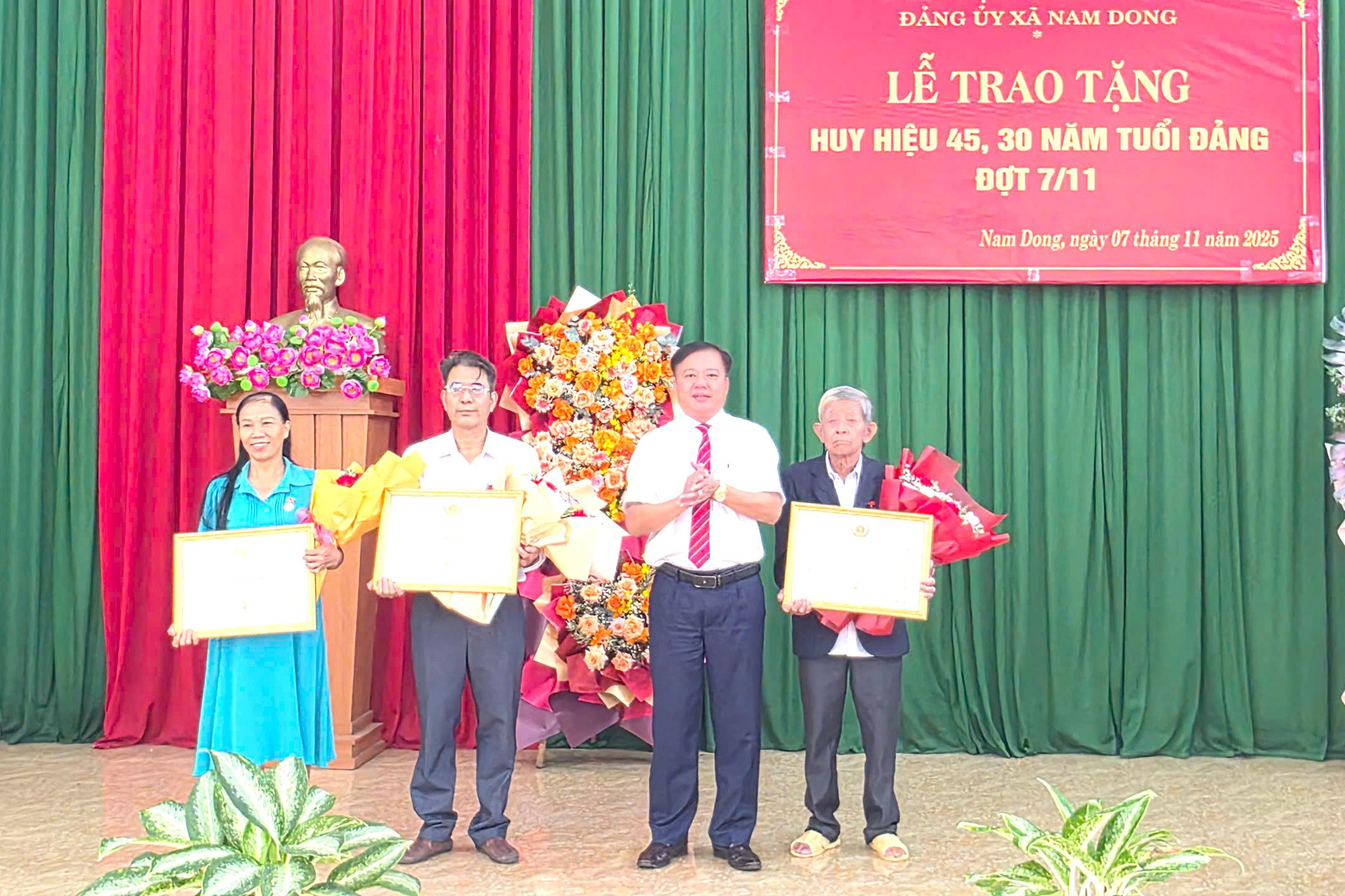 Đảng ủy xã Nam Dong trao Huy hiệu Đảng cho 3 đảng viên từ 30 đến 45năm tuổi Đảng