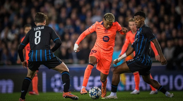 Hàng thủ Club Brugge bất lực khi theo kèm Yamal.