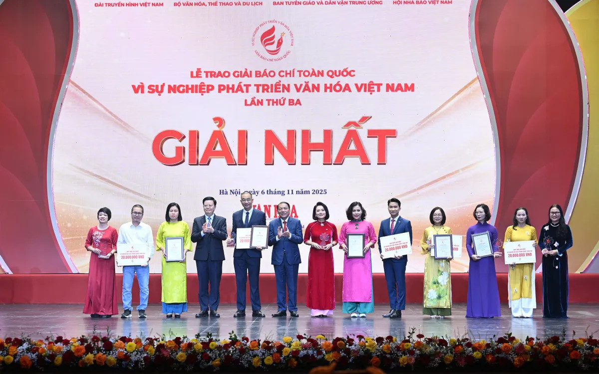 Sân khấu Lễ trao Giải Báo chí toàn quốc Vì sự nghiệp phát triển Văn hóa Việt Nam lần thứ Ba