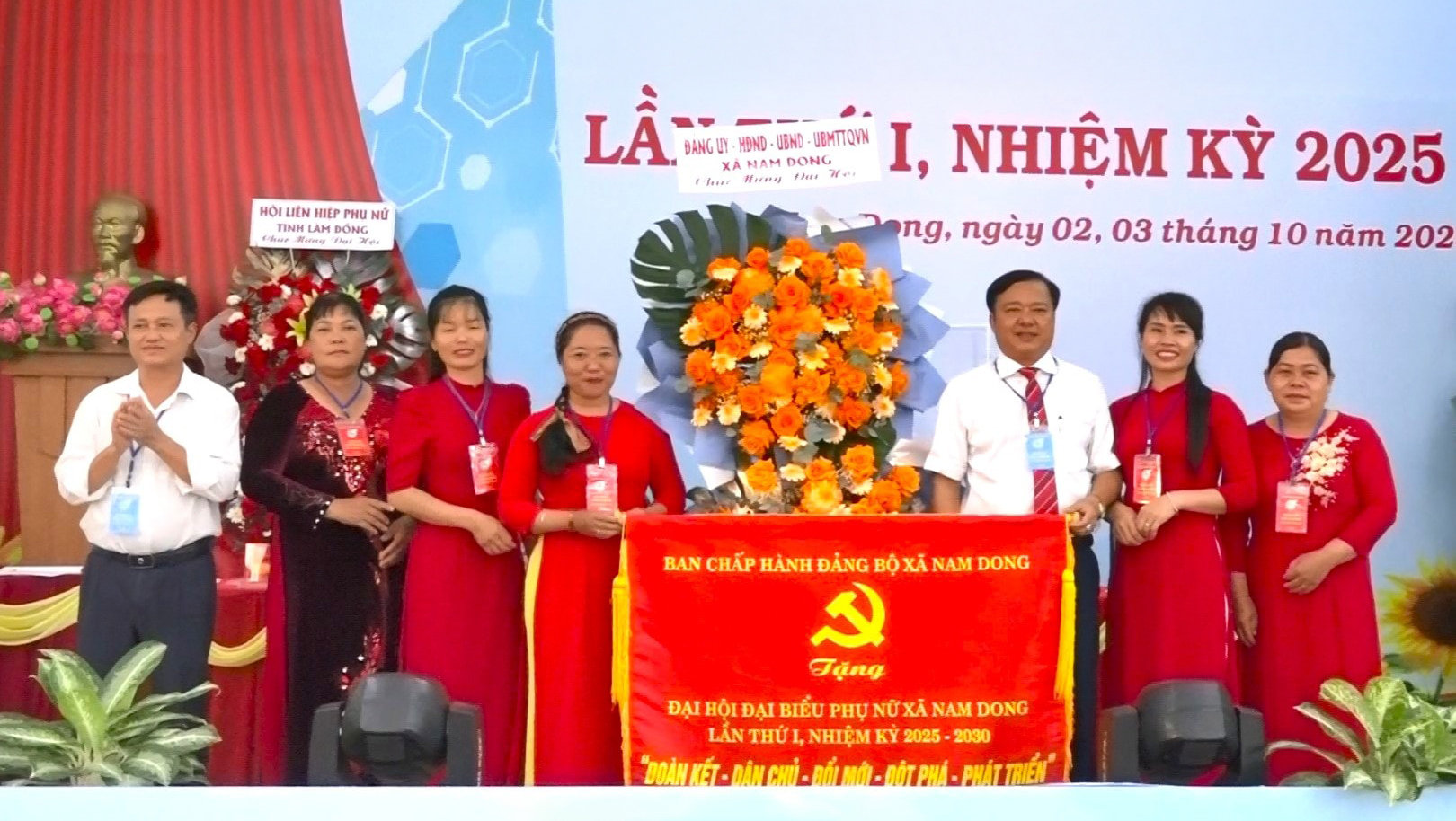 lanh-dao-dang-uy-ubnd-xa-nam-dong-tang-hoa-va-buc-truong-chuc-mung-ban-chap-hanh-hoi-lhpn-xa-nam-dong-lan-thu-i-nhiem-ky-2025-2030.jpg
