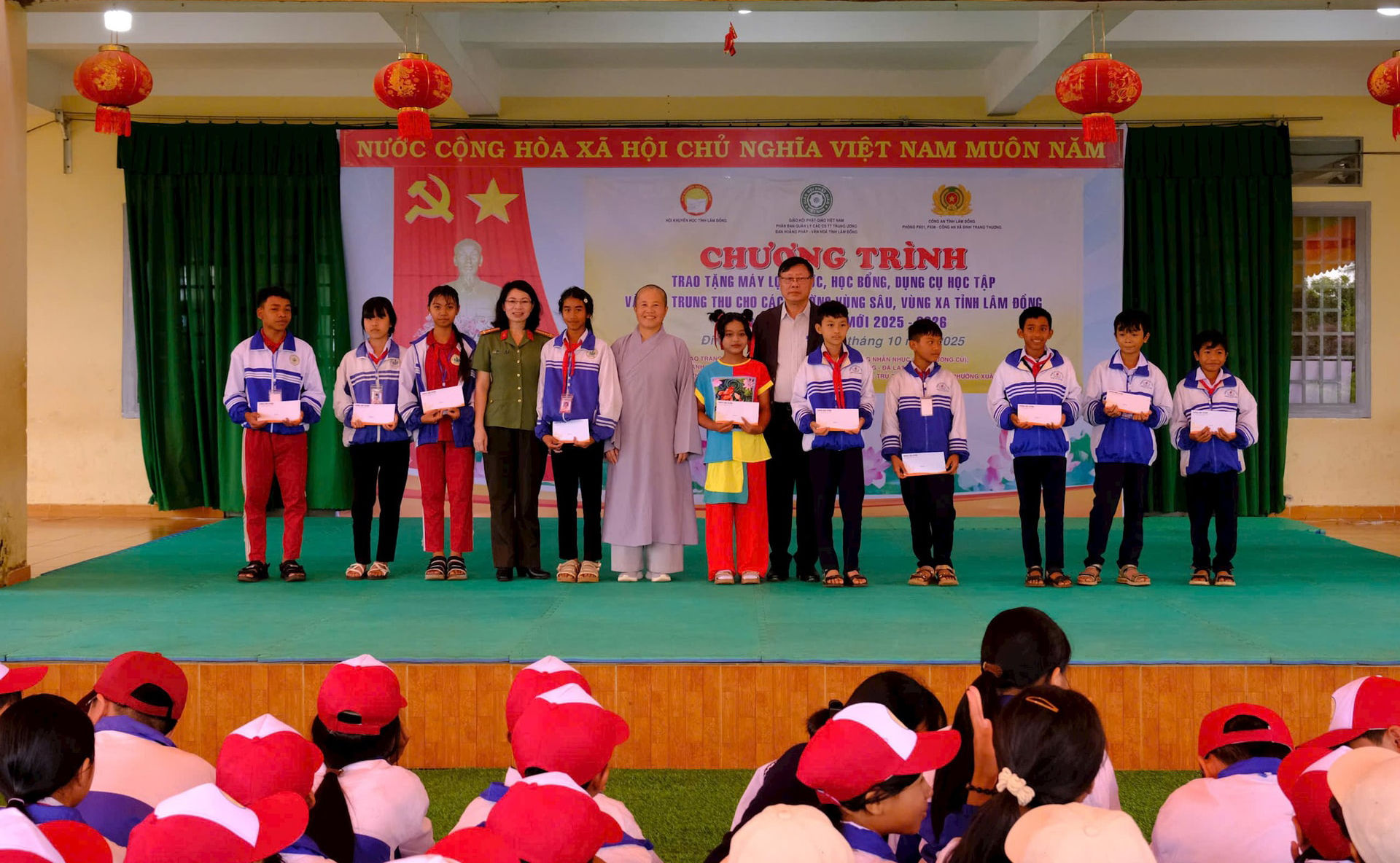 tang-qua-cho-10-em-co-hoan-canh-kho-khan-tai-truong-thcs-tan-thuong.jpg