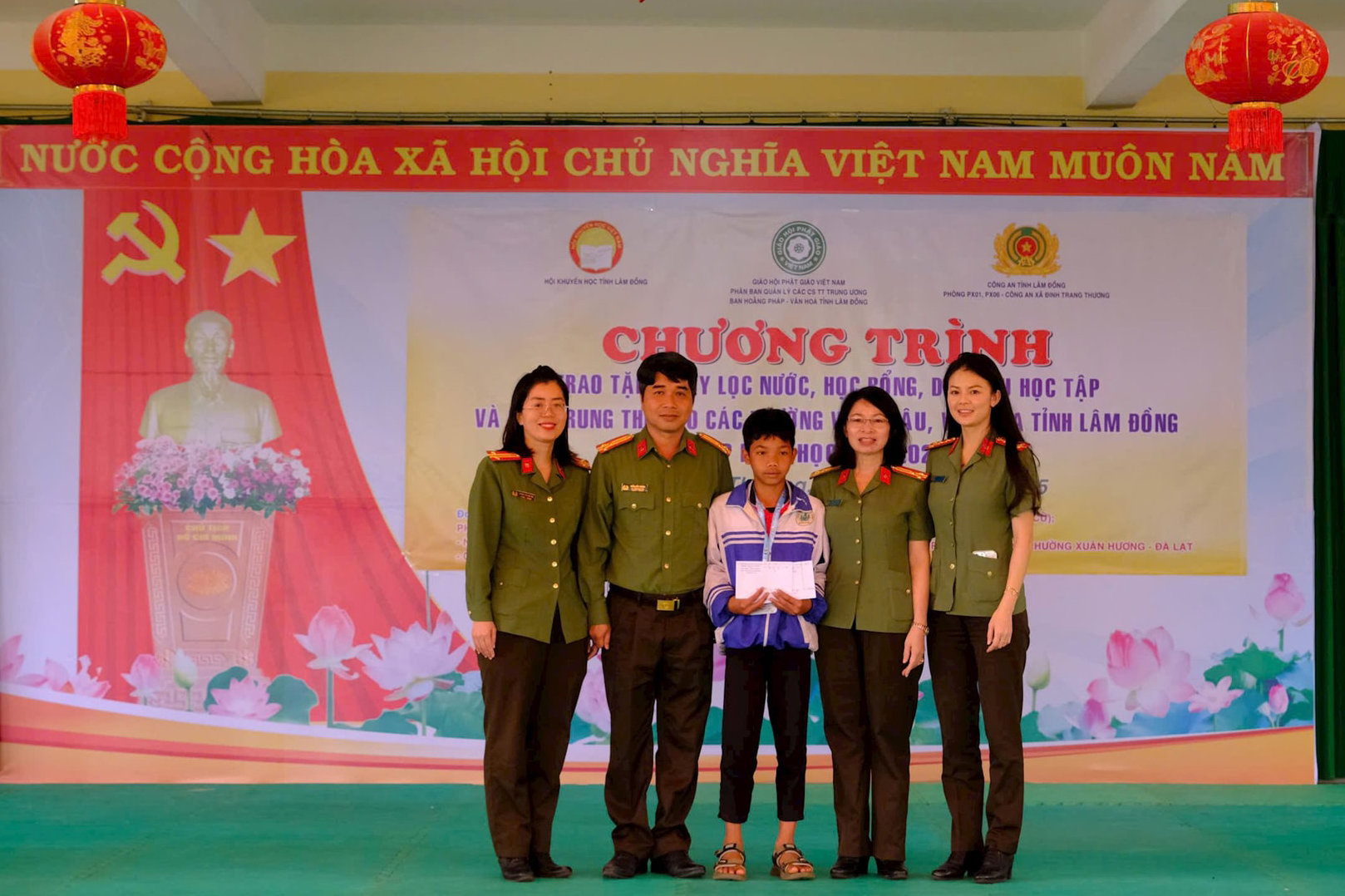trao-hoc-bong-cho-em-k-mik-hoc-sinh-8a-truong-thcs-tan-thuong-mo-coi-cha-me.jpg
