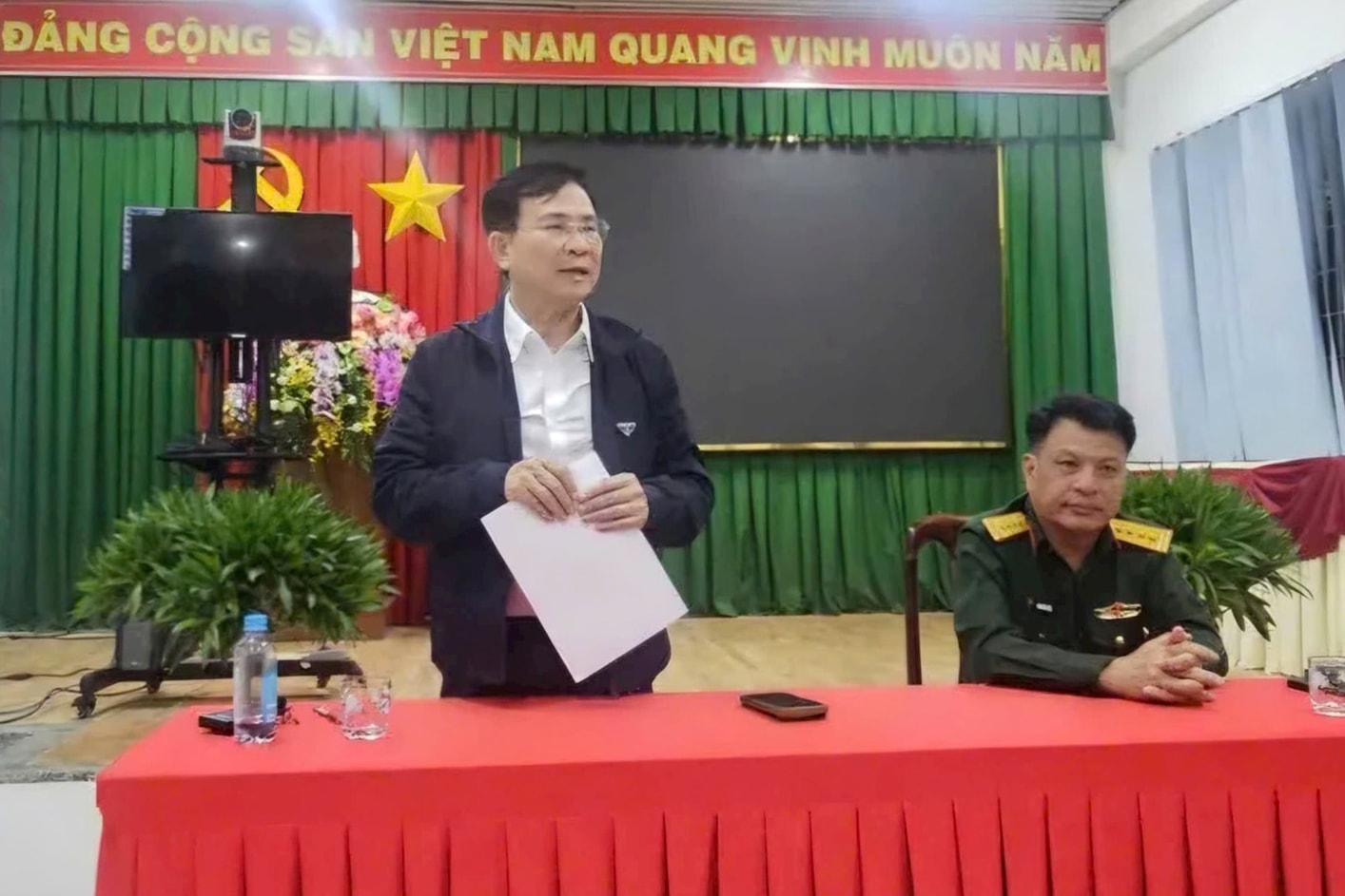 ប្រធានគណៈកម្មាធិការប្រជាជនខេត្ត Ho Van Muoi បានស្នើដល់កងកម្លាំងពាក់ព័ន្ធត្រូវប្រមូលផ្តុំធនធានមនុស្សជាអតិបរមា និងមធ្យោបាយដើម្បីជំនះឧប្បត្តិហេតុនៅបឹង Cay An ឱ្យបានឆាប់តាមដែលអាចធ្វើទៅបាន។