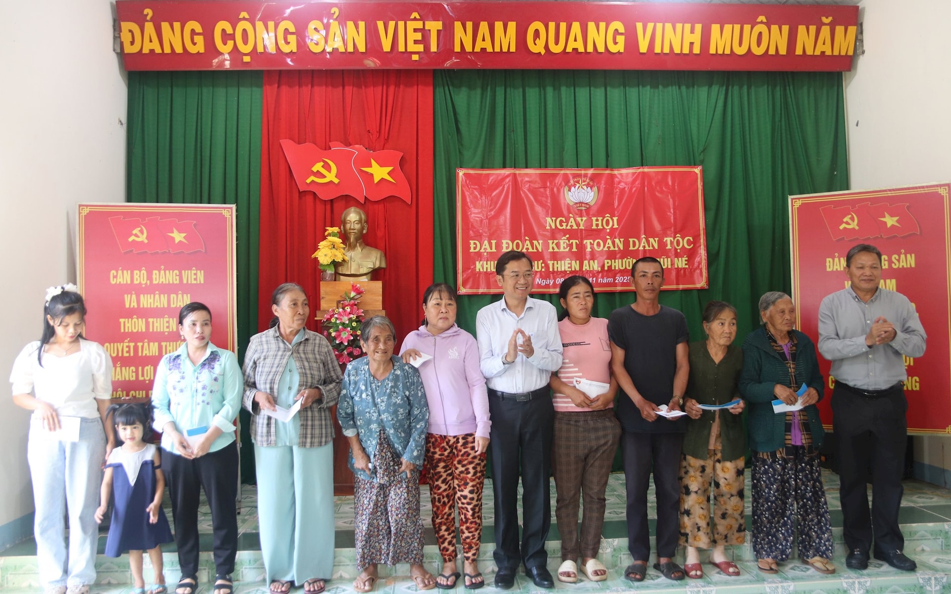 គ្រួសារក្រីក្រចំនួន១០គ្រួសារបានទទួលអំណោយពីខេត្ត