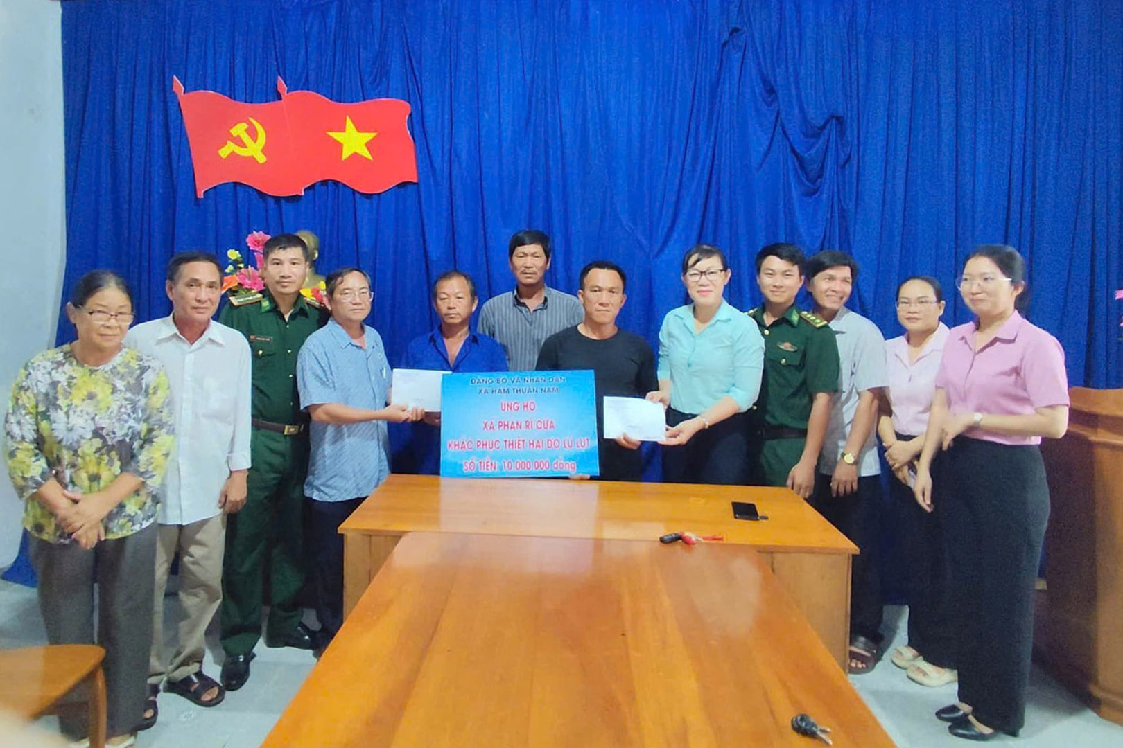 anh-2-bien-phong-hoa-minh-phoi-hop-voi-uy-ban-mttq-viet-nam-xa-phan-ri-cua-ho-tro-nguoi-dan-bi-thiet-hai-nang-1-.jpg