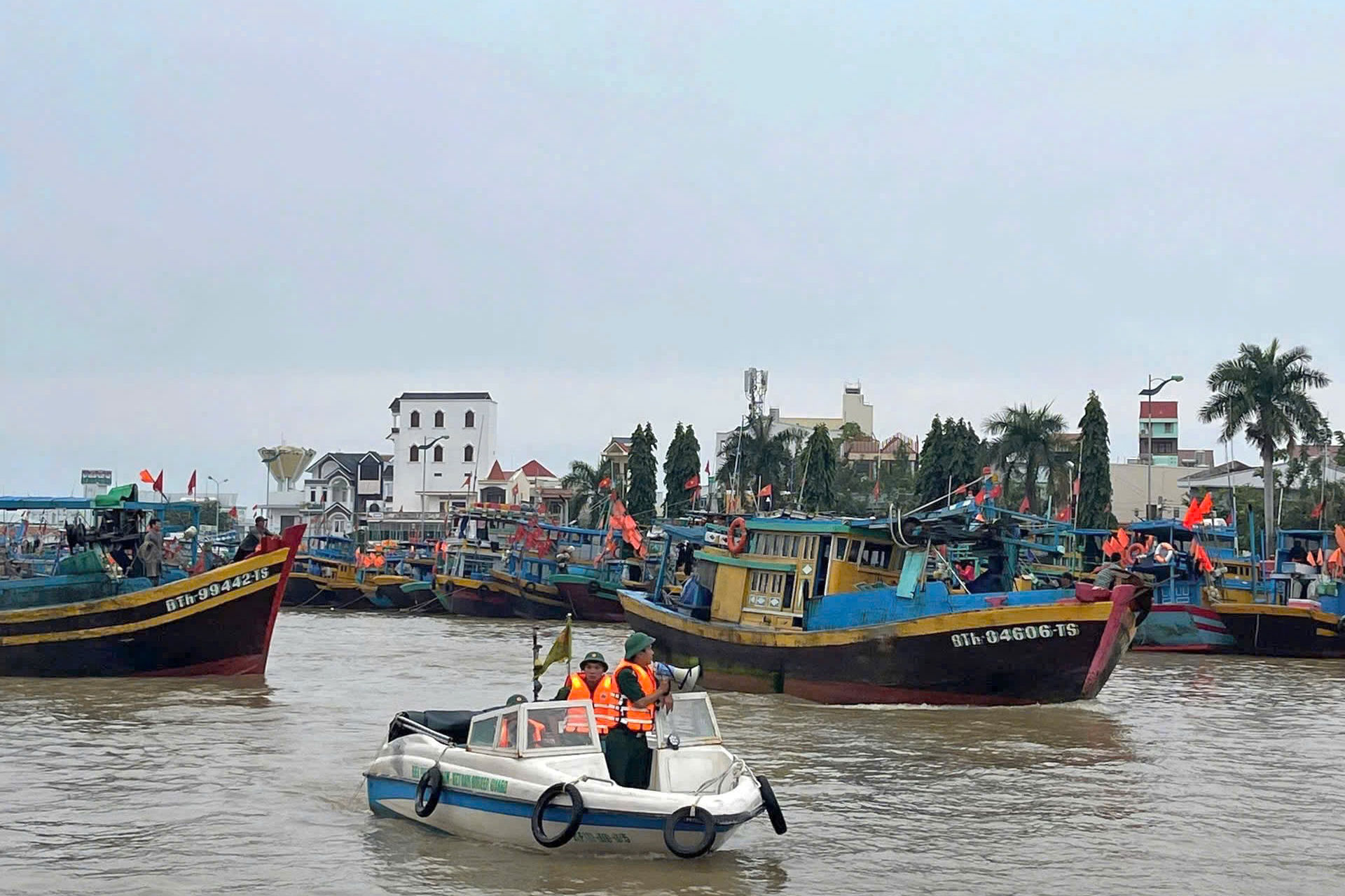 anh-3.-don-bien-phong-thanh-hai-tuan-tra-duy-tri-he-thong-thong-tin-lien-lac-tuc-truc-san-sang-ho-tro-ba-con-ngu-dan(1).jpg