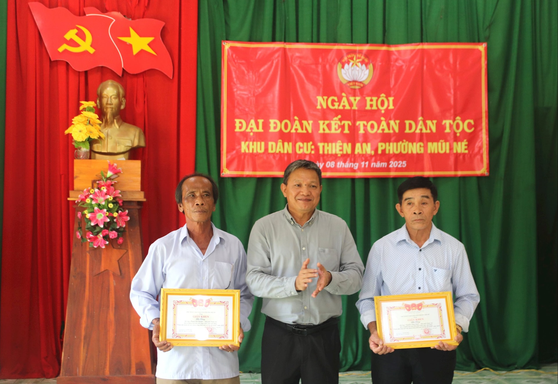 សមមិត្ត Pham Van Nam លេខាបក្ស ប្រធានក្រុមប្រឹក្សាប្រជាជនសង្កាត់ Mui Ne បានប្រគល់ប័ណ្ណសរសើរដល់គ្រួសារវប្បធម៌ធម្មតាចំនួនពីរនៃសង្កាត់ Thien An។