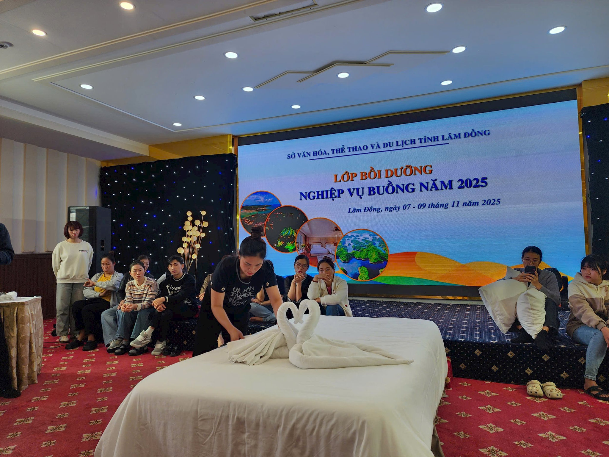 Học viên thực hành tập huấn kỹ năng nghiệp vụ buồng