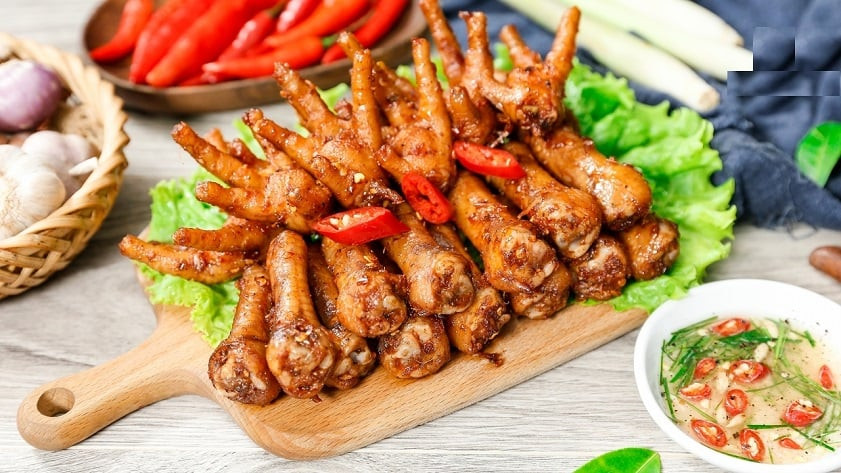 Bánh tôm, món ăn đặc trưng của khu vực Hồ Tây, Hà Nội.