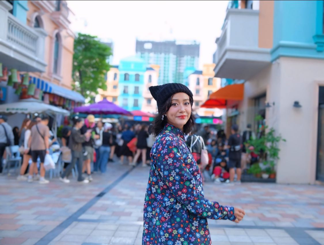 Hồng Ánh diện trang phục họa tiết hoa cúc, biểu tượng của G-DRAGON.