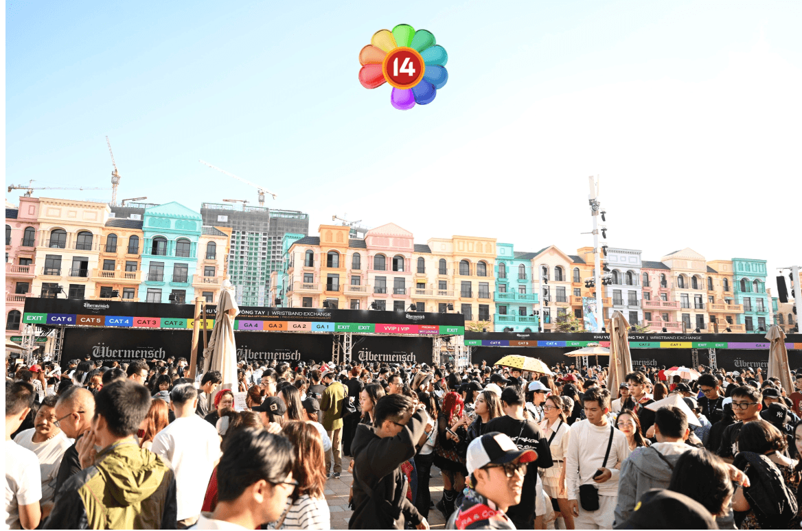 Hàng nghìn khán giả tập trung tại sân khấu concert G-DRAGON.