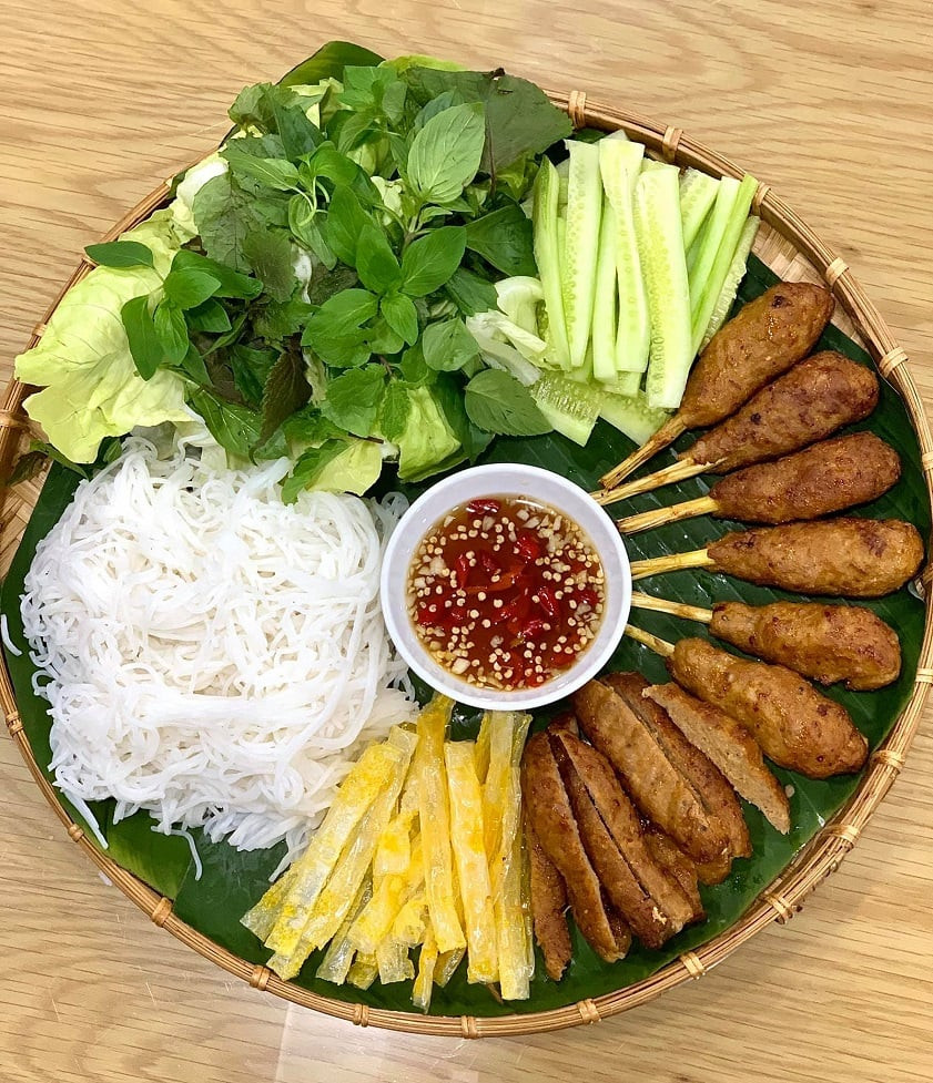 Các món ăn vặt đa dạng quanh Hồ Tây.