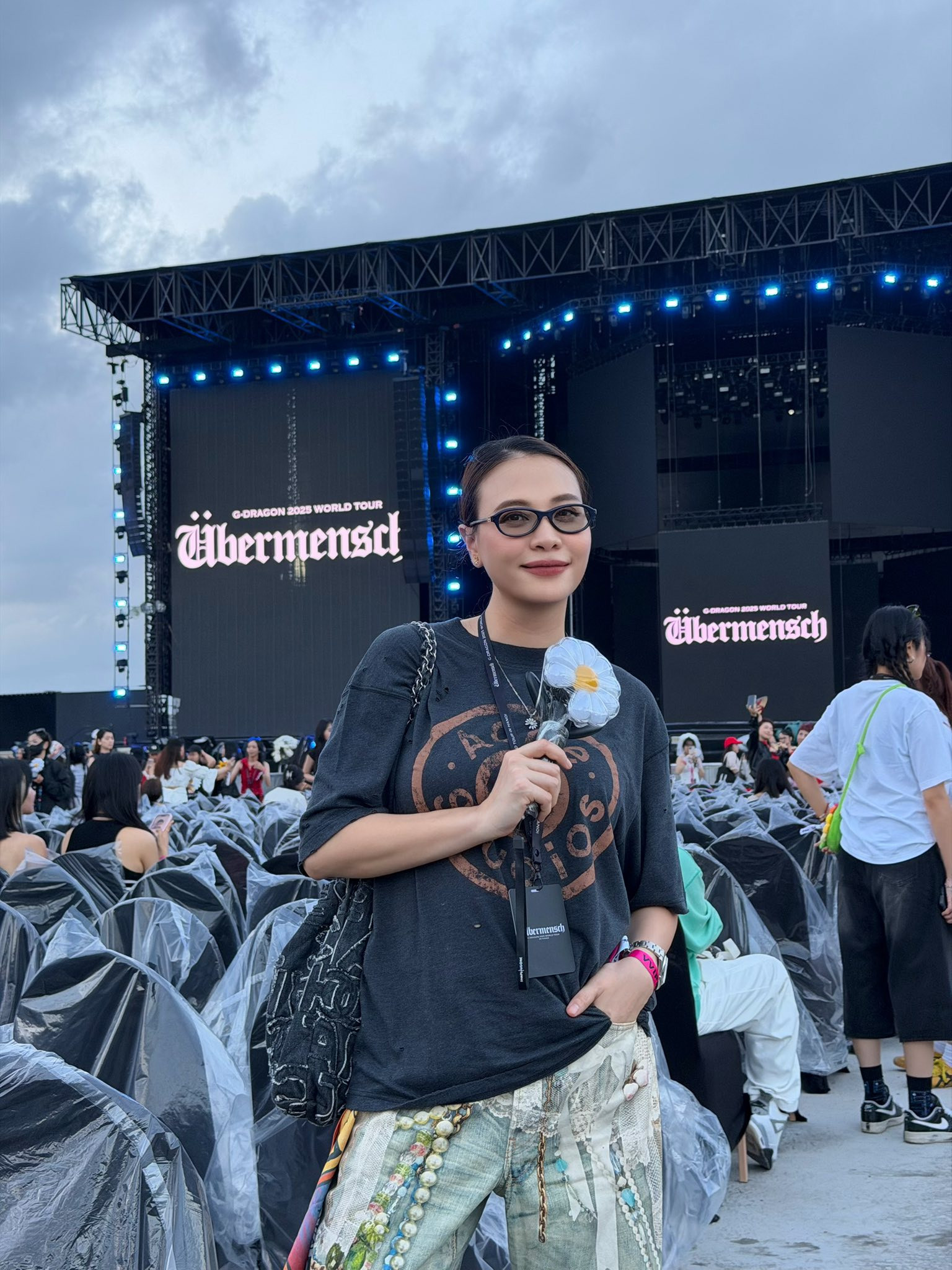 Đàm Thu Trang với phong cách thời trang cá tính tại concert.
