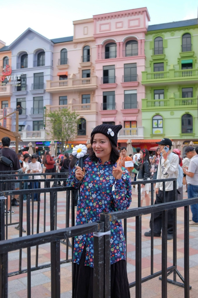 Lần đầu đu idol ở tuổi 49, nữ diễn viên chuẩn bị kỹ lưỡng các phụ kiện họa tiết hoa cúc thiếu cánh là biểu tượng của G-Dragon.
