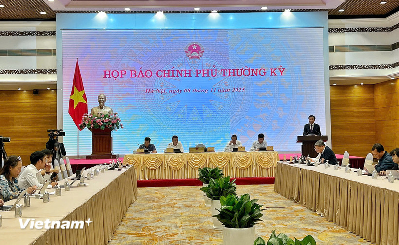 Toàn cảnh họp báo Chính phủ thường kỳ tháng 10. (Ảnh: Mai Mai/Vietnam+)