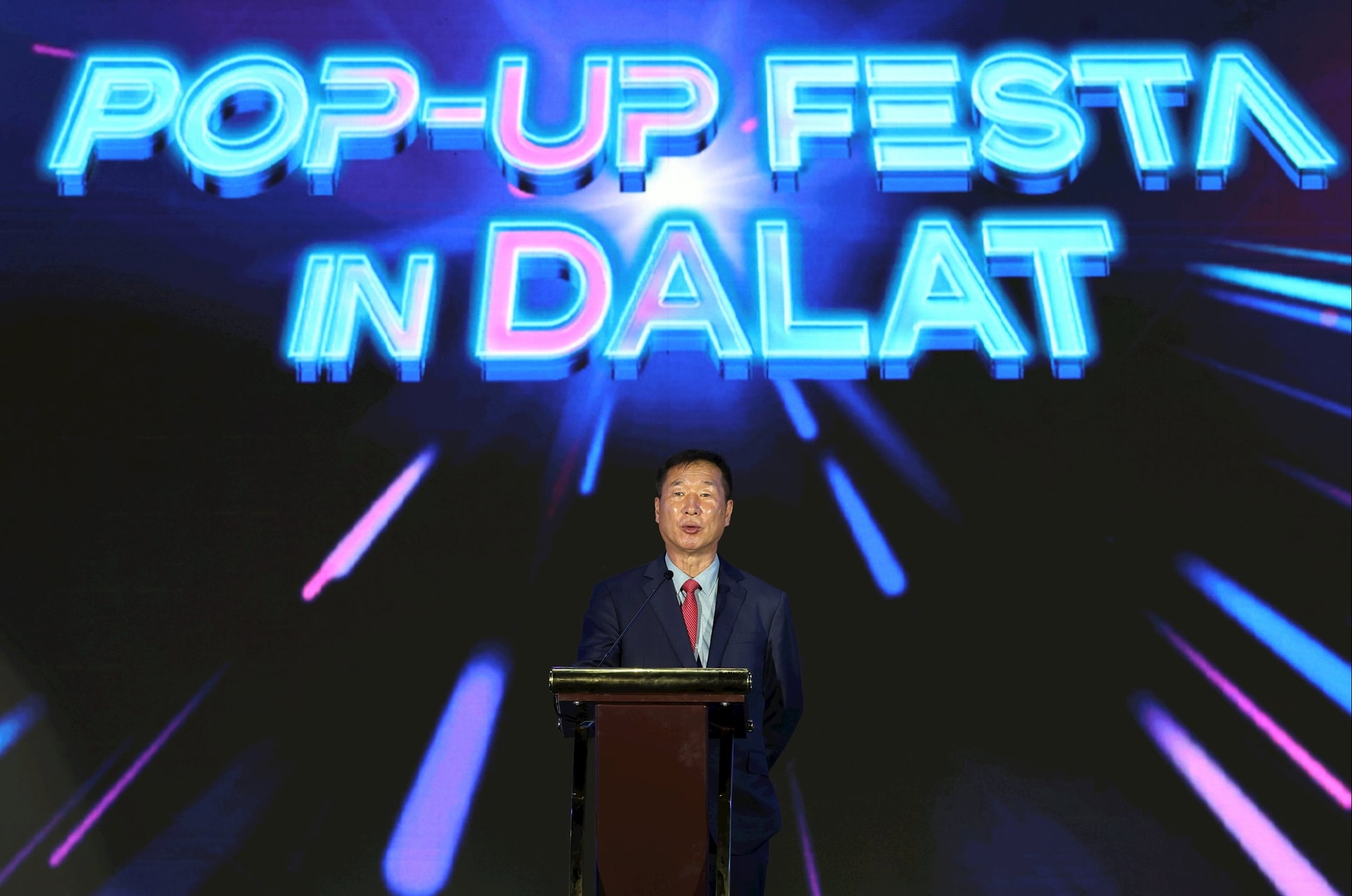 Herr Ahn Hyo Sun - direktör för DHI International Company, talar vid öppningsceremonin