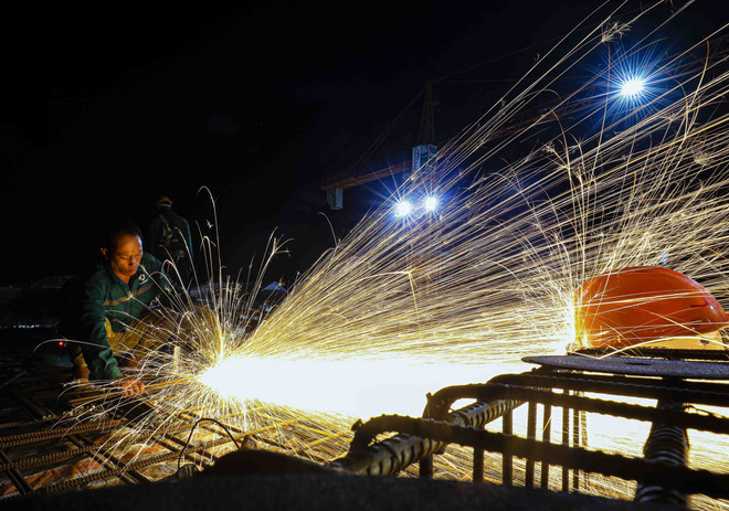 vna-potal-xuyen-dem-tren-cong-truong-xay-dung-truong-lien-cap-vung-bien-si-pa-phin-dien-bien-8392752.jpg