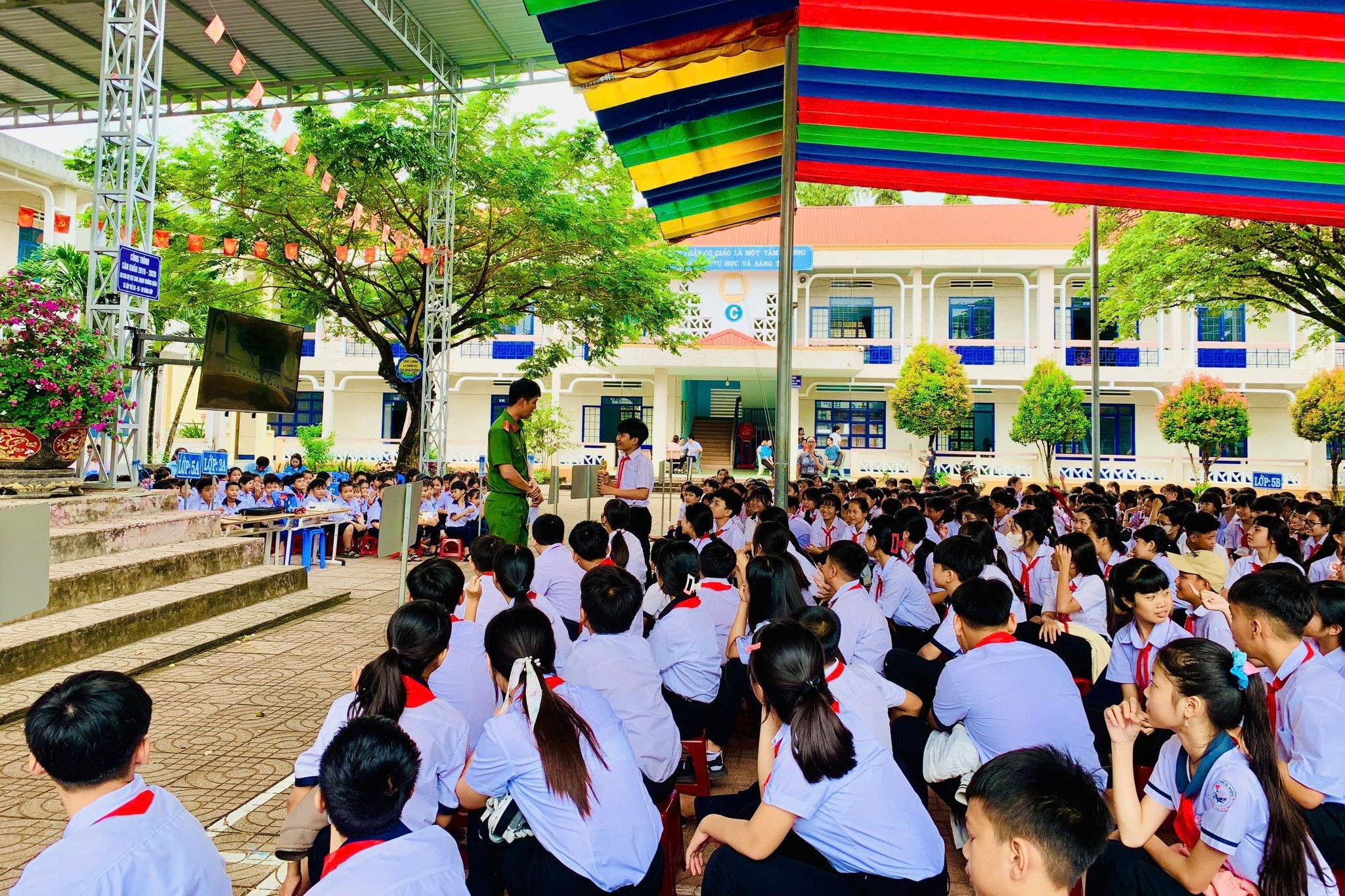 Cán bộ Công an tuyên truyền về nâng cao nhận thức pháp luật cho các em học sinh tại xã Trà Tân