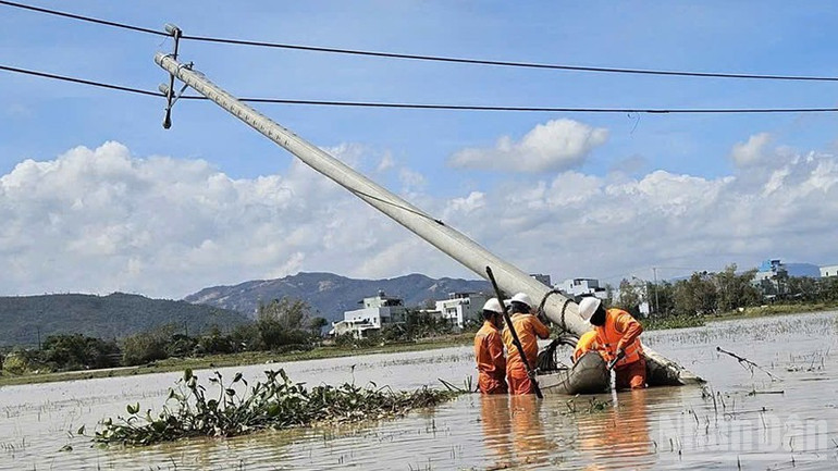 EVNCPC đặt mục tiêu trong ngày 10/11 sẽ cơ bản hoàn thành khôi phục điện cho toàn bộ khách hàng bị ảnh hưởng. ndo_br_2.jpg