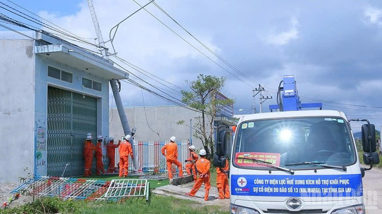 Điện lực Huế xung kích hỗ trợ khôi phục sự cố điện do bão số 13 tại Gia Lai. ndo_br_5.jpg