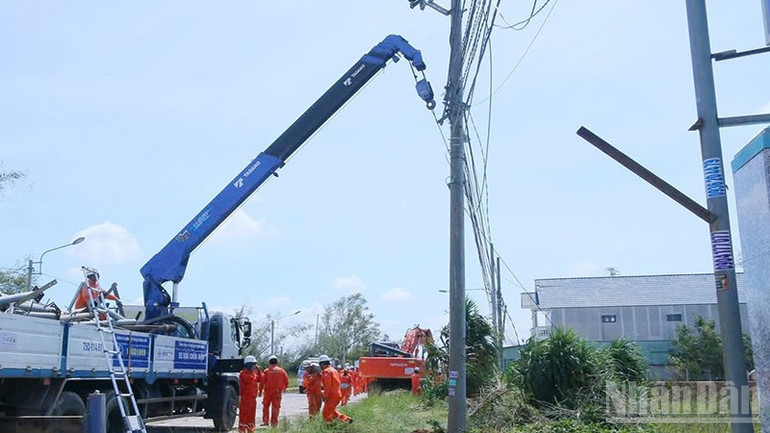 EVNCPC đang huy động tối đa lực lượng, phương tiện và vật tư cần thiết để khôi phục điện cho người dân. ndo_br_4.jpg