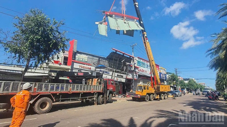 EVNCPC đã khôi phục cấp điện cho hơn 1,32 triệu khách hàng, đạt tỷ lệ 80,0% tổng số khách hàng bị ảnh hưởng bởi bão số 13. ndo_br_3.jpg