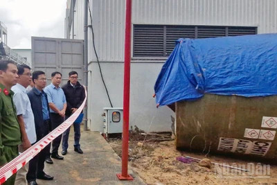 Phó Chủ tịch Ủy ban nhân dân tỉnh Lâm Đồng Đinh Văn Tuấn (giữa) cùng cơ quan chức năng kiểm tra hiện trường vụ việc.