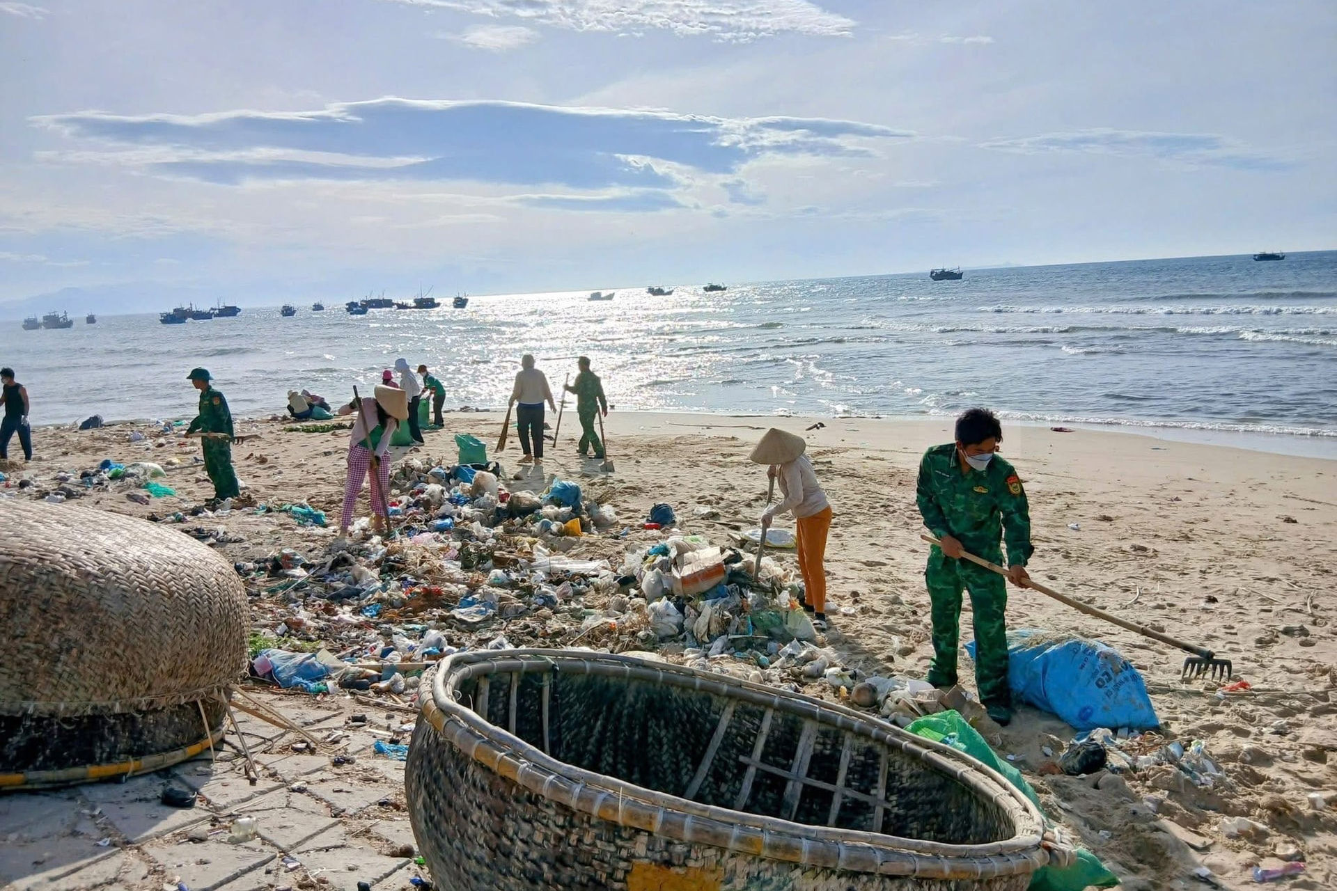 cu-dan-lien-huong-don-rac-bo-bien.jpg